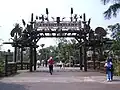 Entrée d'Adventureland, à Hong Kong Disneyland.