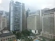 Vue générale de Statue Square en août 2013. Le grand bâtiment surplombant la place est le siège de HSBC (quatrième génération), achevé en 1985.