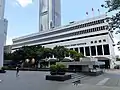 Connaught Place avec  la poste centrale de Hong Kong et l'International Finance Centre en arrière-plan.