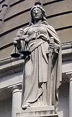 Statue de Thémis sur le fronton du bâtiment du Conseil élgislatif.