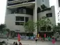 Immeuble du Hong Kong Club de troisième génération vue de l'autre côté de Chater Road (en).