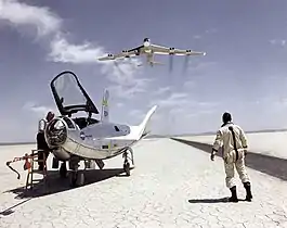 Le pilote du HL-10, William H. Dana, regardant passer le NB-52B à la suite d'un vol d'essai.