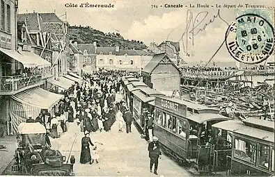 Carte postale ancienne montrant un tramway près d'un groupe de personnes