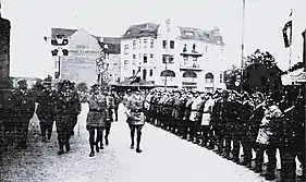 Franz Seldte enlève le devant de la compagnie d'honneur au jour de Stahlhelm- und Treubund (1927).