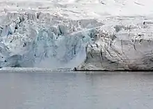 Mur de glace présentant les traces de la chute importante de blocs.