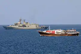 Une frégate de la Royal Australian Navy et un boutre marchand dans le golfe d'Aden