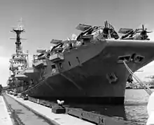 Le HMAS Melbourne en 1958 avec des Fairey Gannet des forces aériennes de la marine australienne sur le pont ailes repliés.