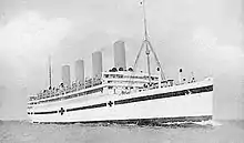 Le paquebot Aquitania peint en blanc, en livrée de navire hôpital