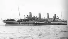 Le Britannic et le Galeka, plus petit, alignés en mer.