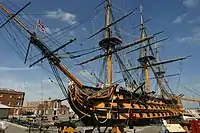 Le HMS Victory, vaisseau-amiral de la flotte anglaise à Trafalgar. Lancé en 1765, c'est le dernier exemplaire des trois-ponts du XVIIIe siècle. Il se visite à Portsmouth comme navire musée.