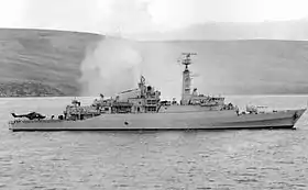 Le HMS Antelope rentrant de la baie de San Carlos, le 23 mai 1982