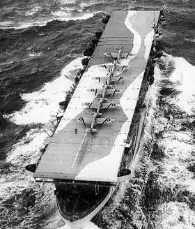 Le HMS Avenger en 1942 avec 6 Sea Hurricane Mk.IIc sur le pont d'envol.
