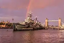 Le HMS Belfast dans le port de Londres ; au second plan le Tower Bridge.