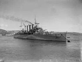 Le croiseur lourd HMS Berwick, fer de lance de l'opération britannique.