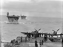 Les PAE britanniques HMS Biter et HMS Avenger vus de l'Illustrious en 1942.