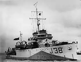 Le dragueur de mines NCSM Caraquet (J38), de la Classe Bangor lancé pour la Royal Navy (RN), mais transféré à la Marine royale canadienne avant sa mise en service et qui a servi pendant la Seconde Guerre mondiale.