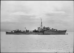 Photo en noir et blanc d'un navire à l'ancre vu de tribord.
