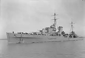 Photo en noir et blanc d'un croiseur vu de bâbord.