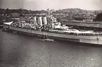 HMS Sussex accostant à Singapour, 12 septembre 1945.