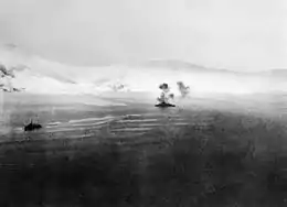 photo en noir et blanc de deux navires non loin d'une côte enneigée