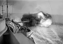 photo d'un canon de navire faisant feu
