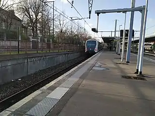 Une rame du RER A à destination de Saint-Germain-en-laye en gare du Vésinet - Le Pecq en mars 2019.