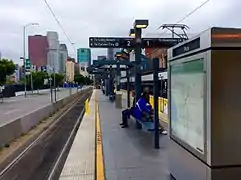 La station est située à proximité des gratte-ciel.