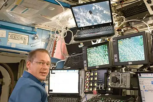 Vue sur le poste de pilotage du Canadarm 2 dans la Station spatiale internationale depuis lequel est commandé la manœuvre d'amarrage et de désamarrage du HTV.