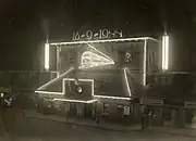 La façade illuminée de la gare d'Eindhoven après la libération de la ville le 18 septembre 1944.