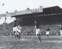 Photo en noir et blanc d'un match de football