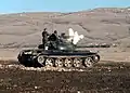 Des militaires du HVO s'exerçant au tir d'une mitrailleuse de 12,7 mm et du canon principal 100 mm du tank T-55