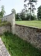 Ha-ha dans le hameau de la Reine, à Versailles, avec l'allée s'arrêtant à gauche.