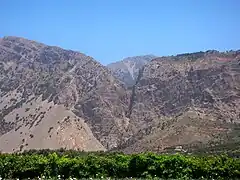 Vue distante de la gorge avec les sites de Katalimata (au centre) et de Chalasmenos (à droite).