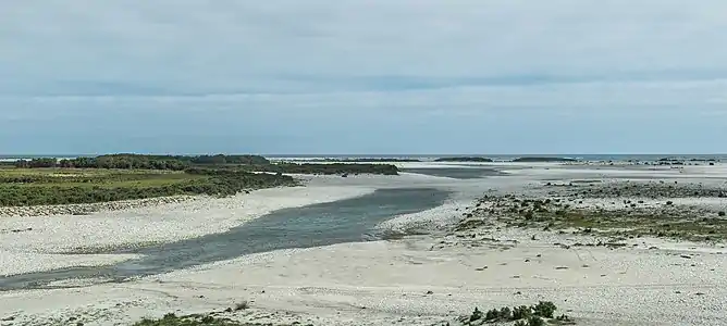 jusqu'à ce qu'ils soient réduits en sable et en gravier à l'embouchure.