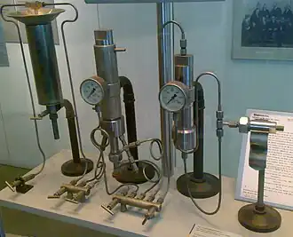 Appareil de laboratoire constitué de plusieurs cylindres verticaux et de tuyaux les reliant.