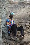 Vieil homme au pied d'un baobab