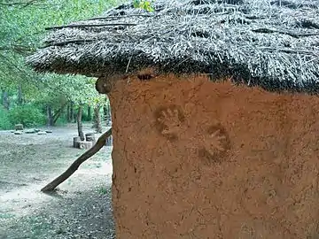 Reconstitution d'une cabane néolithique (parc à thème à Quinson (04)).