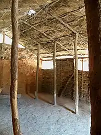 Intérieur d'une cabane néolithique (même parc à thème).