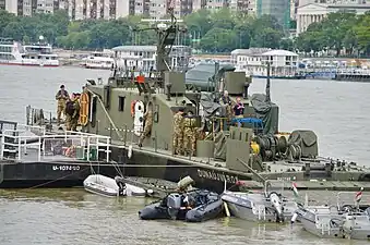 Le dragueur de mines AM-31 Dunaújváros des forces armées hongroises sur le Danube