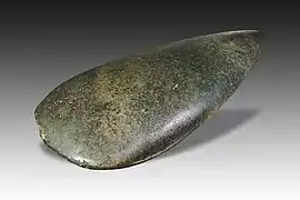 Hache néolithique en éclogite - Muséum de Toulouse
