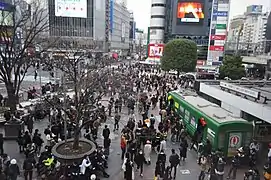 La gare de Shibuya (2018). La statue d'Hachikō est visible en bas à gauche.