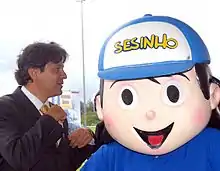 Sesinho, mascotte du SESI au Brésil, avec Fernando Haddad, l'ancien ministre de l'Éducation du Brésil.