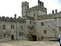 Haddon Hall, entrée principale, vue depuis la cour basse.