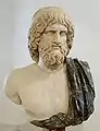 Buste d'Hadès. Marbre, copie romaine d'un original grec du Ve siècle av. J.-C. ; le manteau en marbre noir est une addition moderne. Musée national romain.
