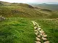 Peel Crags, près de l'érable, à mi-chemin sur les hauteurs.