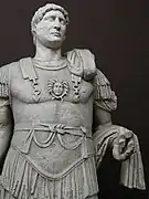 Statue de l'empereur Hadrien mise au jour dans l'odéon. Musée de Troie.