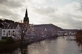 Limbourg-sur-la-Lenne avec la Lenne au premier plan