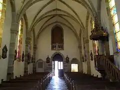 Nef de l'église Sainte-Gontrude (avec la porte d'entrée au fond).