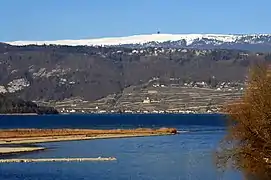 Le Chasseral vu depuis le canal de Hagneck et le lac de Bienne