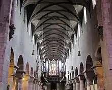 Vue intérieure de la nef vers la tribune d'orgue.